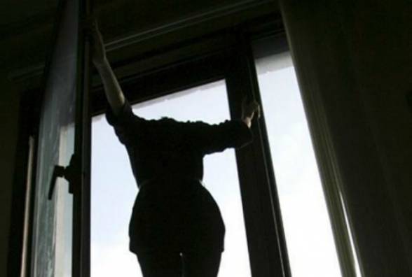 В Івано-Франківську 21-річна дівчина вистрибнула з вікна багатоповерхівки, залишивши записку