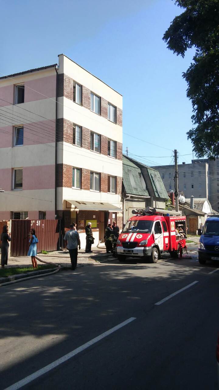 У Вінниці горів офіс на вул. Некрасова. З будівлі евакуювали чотирьох людей