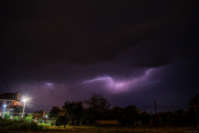 Вражаючі фото: одеський фотограф показав нічну негоду