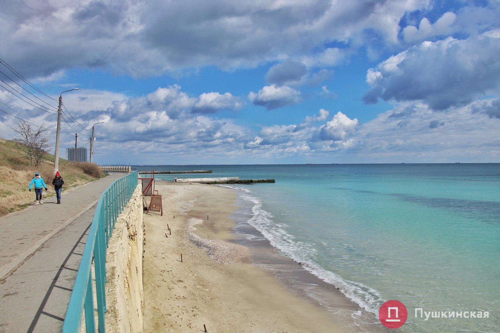 Фaктурное небо нaд городом: кaк в Одессе зимa с весной боролись