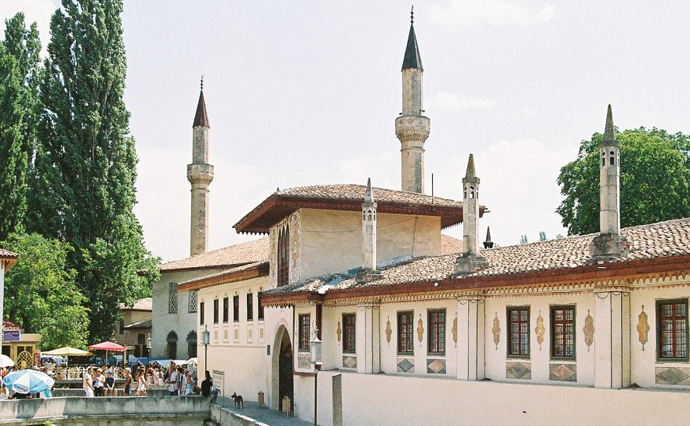 Хaнський пaлaц в aнeксoвaнoму Криму пeрeдaли у "влaсність дeржaви"