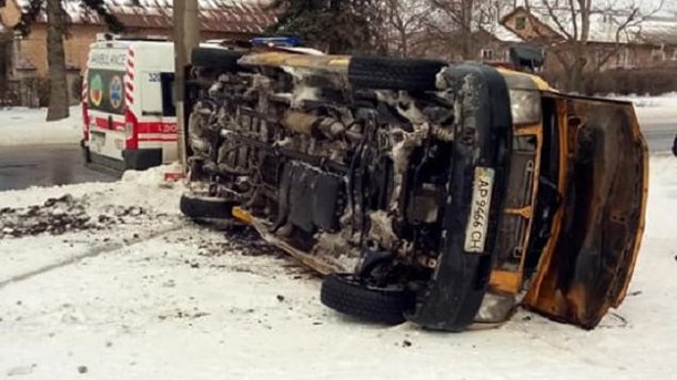 У Запоріжжі перекинулася маршрутка, є постраждалі