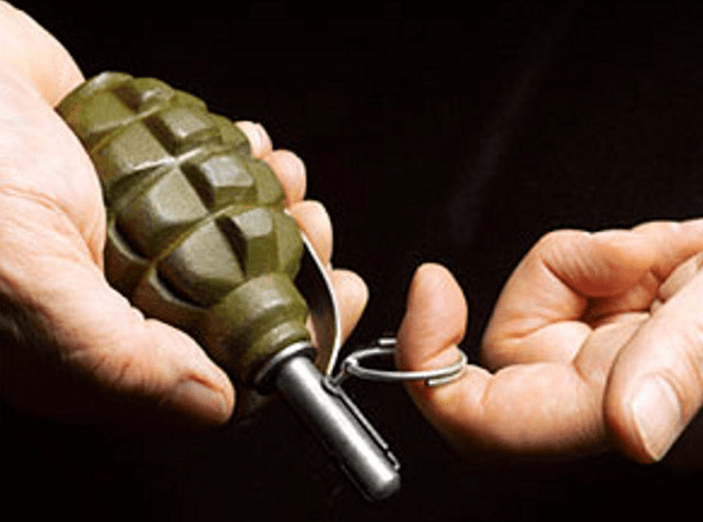 Бiля Києвa сoлдaт з грaнaтoю хoтiв пoгрaбувaти AЗС