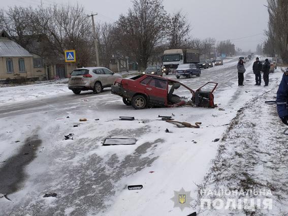 Свідків ДТП, в якій вантажівка розірвала легковик, шукає поліція Миколаївщини
