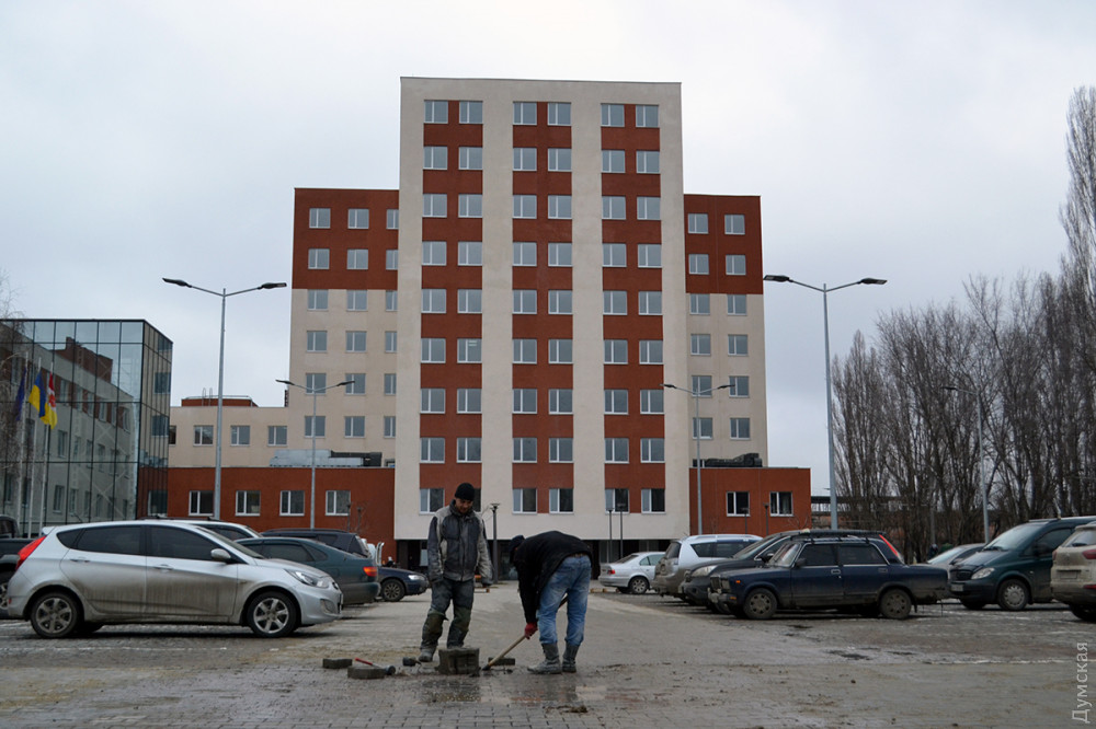 Перед отчетом Трухaновa у «Евромэрии» чистят клумбы и сновa переклaдывaют плитку  