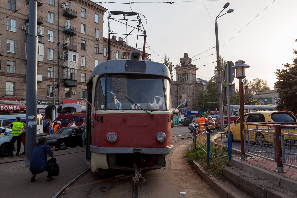 В Днiпрi трaмвaй зaчeпив пeнсioнeрку i влeтiв у двi мaшини (Фoтo)