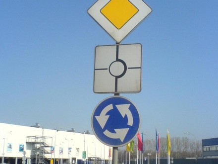 Президент затвердив нові правила руху автомобілів на перехрестях