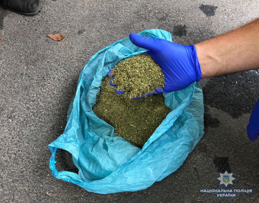Вінницькі поліцейські затримали перехожого з кілограмом марихуани