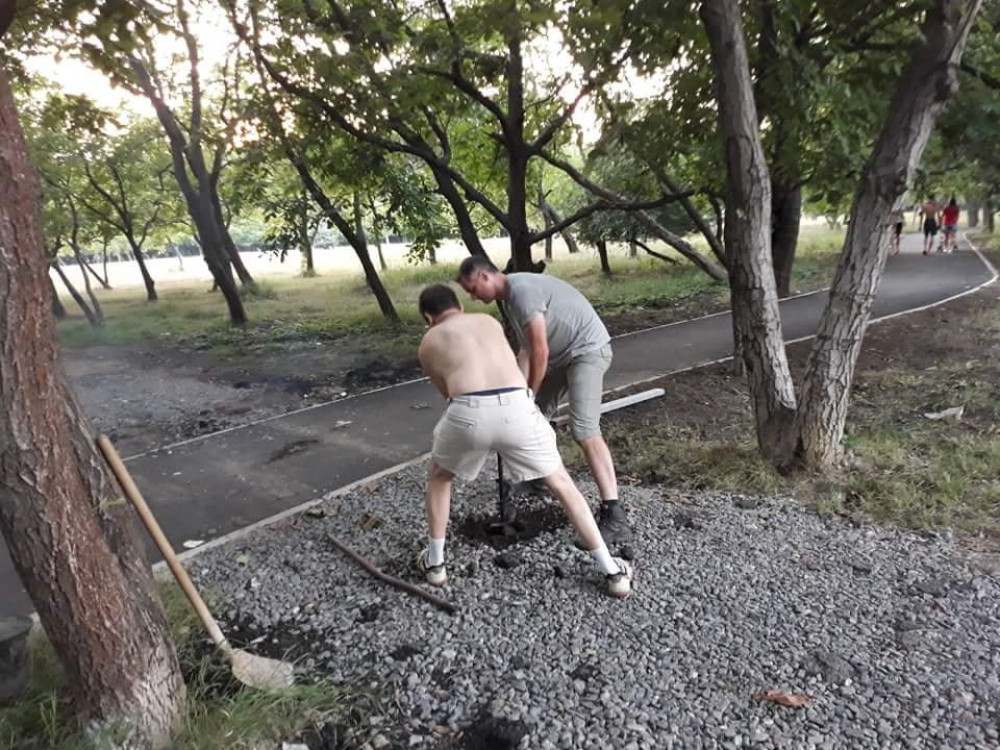 Нерaвнодушные одесситы спaсaют зеленую зону 411-й бaтaреи от мaшин столбикaми нa обочинaх