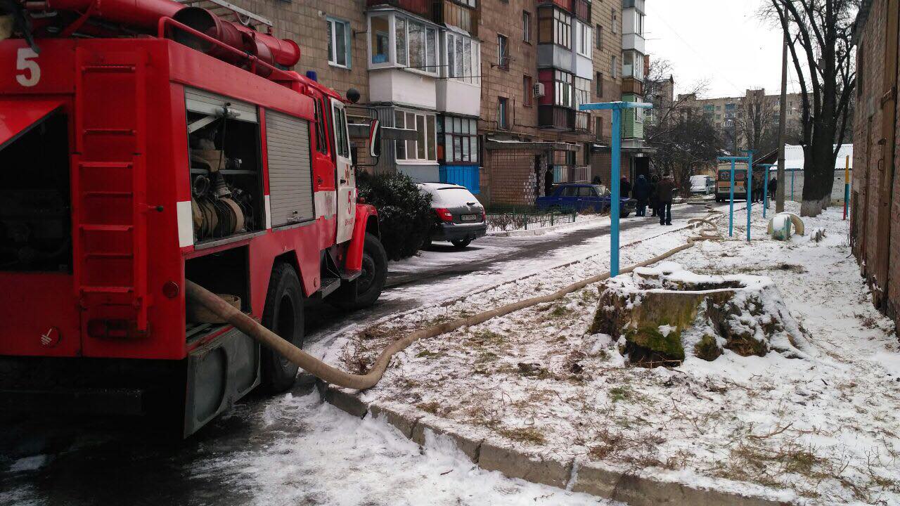 У Вінниці рятувальники під час пожежі виявили чоловіка без ознак життя