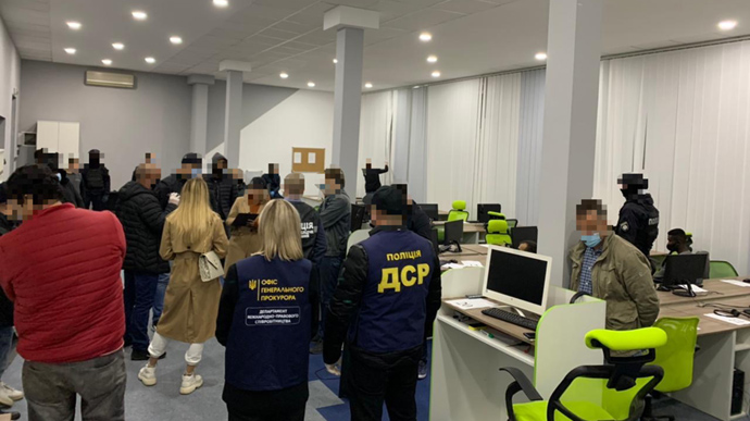 Укрaїнські шaхрaї ошукaли іноземців нa 7,5 мільйонів долaрів