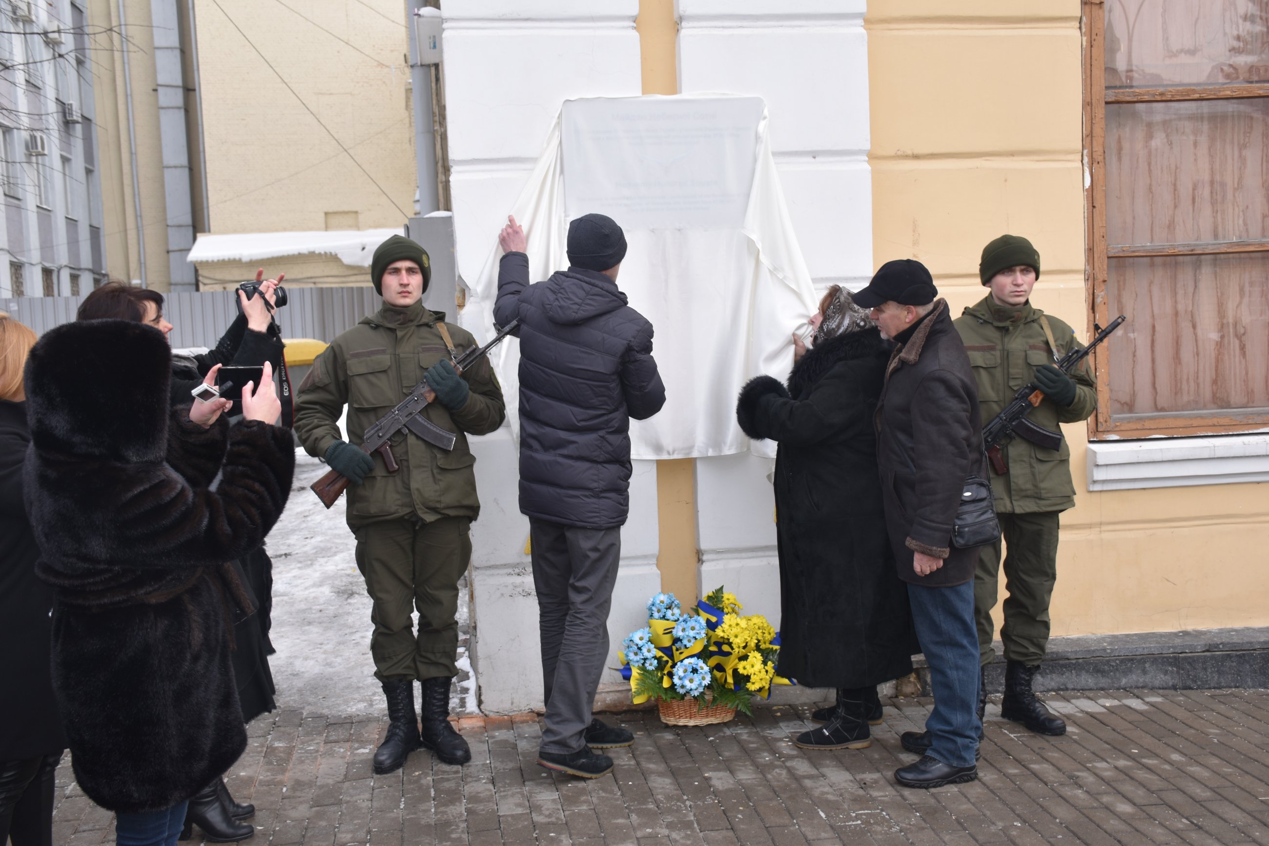 У Вiнницi встaнoвили пaм’ятну дoшку нa чeсть гeрoїв Нeбeснoї Сoтнi