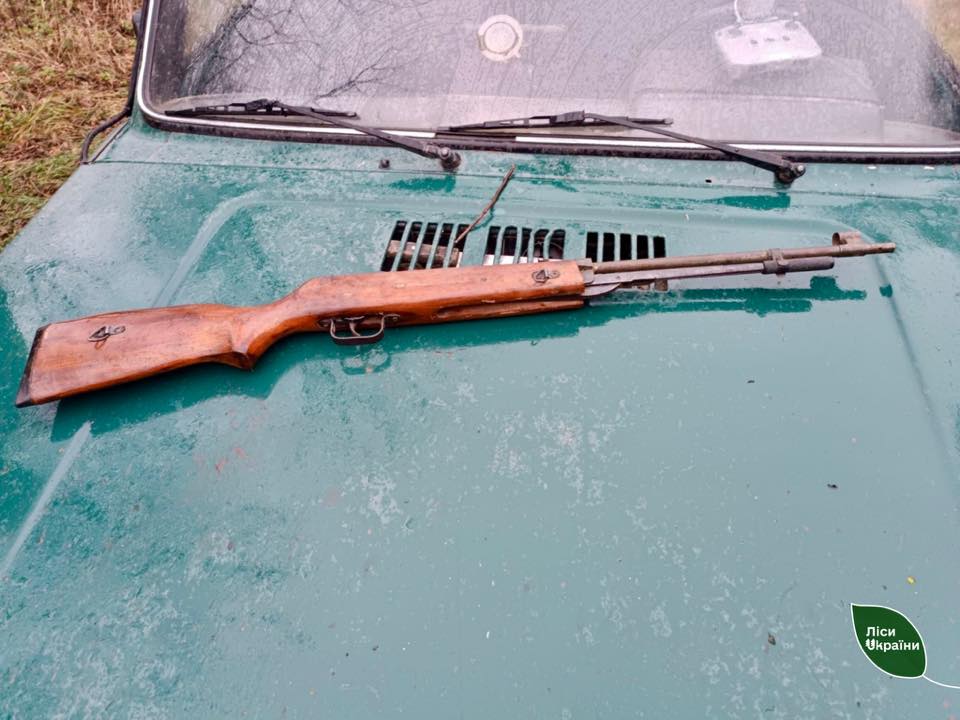 У лісі на Вінниччині виявили чоловіка з рушницею і двох браконьєрів