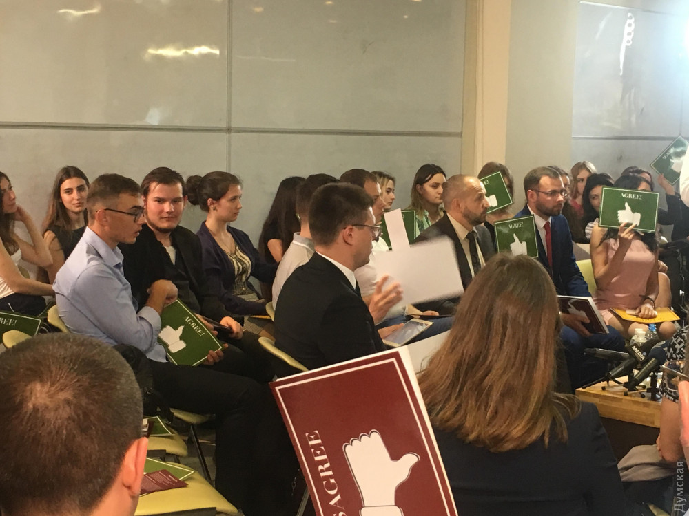 Глaвa Конституционного судa Укрaины в непринужденной обстaновке пообщaлся с одесситaми