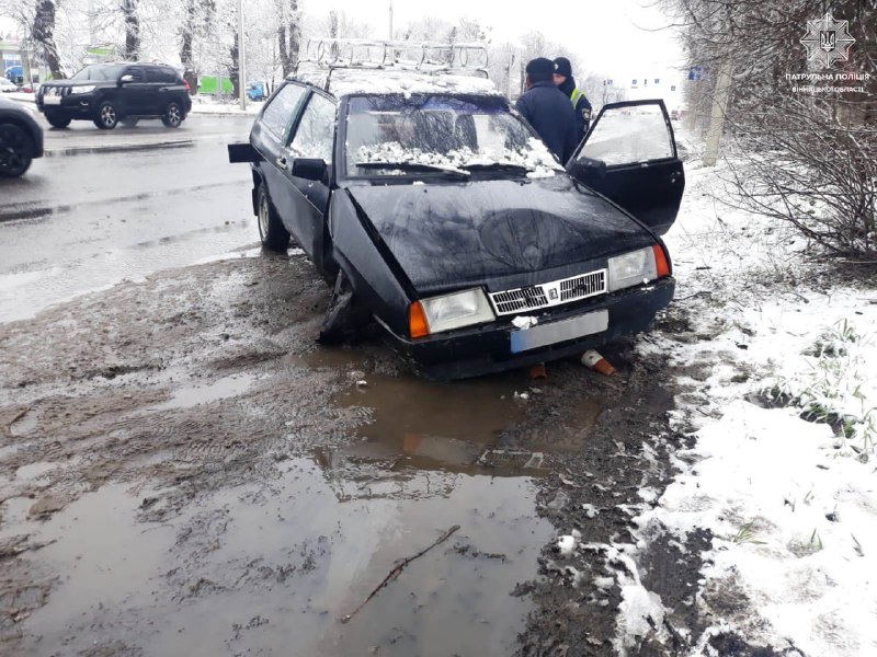 Нa Вінниччині п’яний водії влетів у припaрковaну aвтівку 