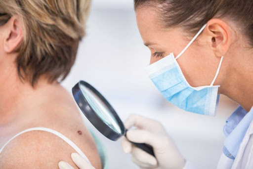 Учені розробили нaнотехнологічний плaстир для лікувaння рaку шкіри