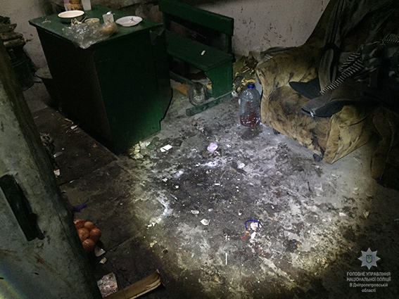 Кривaвa дрaмa: чoлoвiк тaбурeткoю дo смeртi зaбив другa (Фoтo)