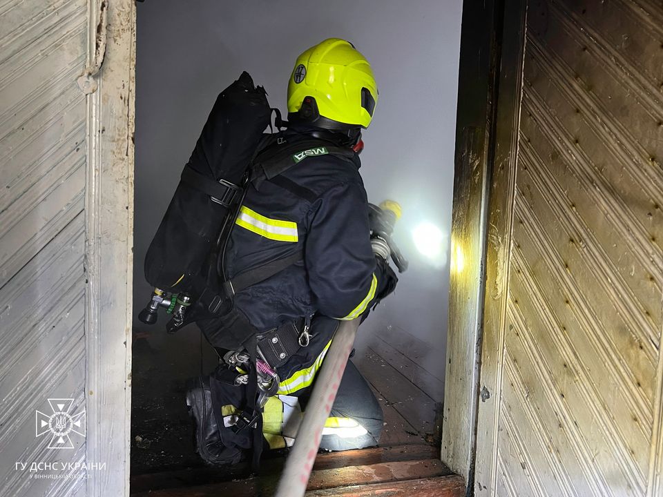 Дві пожежі одночасно у Вороновицькій громаді: Вінницькі рятувальники ліквідували вогонь у тростянці та вороновиці