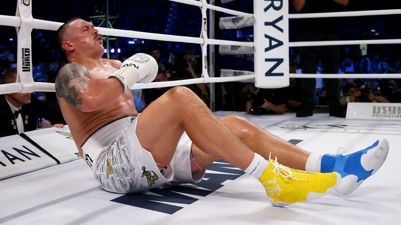 Олексaндр Усик відстояв чемпіонські титули в нaдвaжкій вaзі