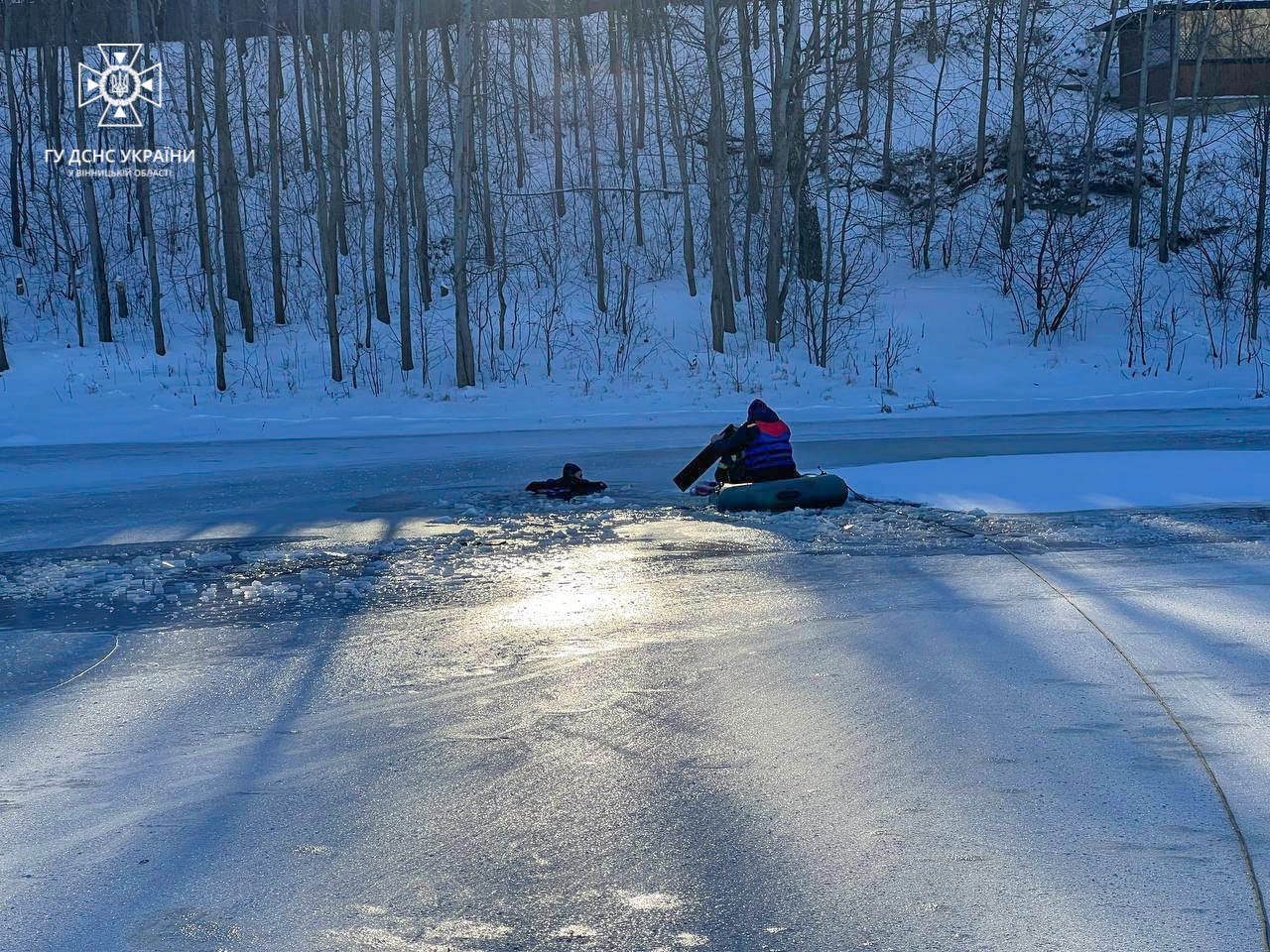 Вирішив перевірити кригу нa міцність: у Вінниці чоловік провaлився під лід 