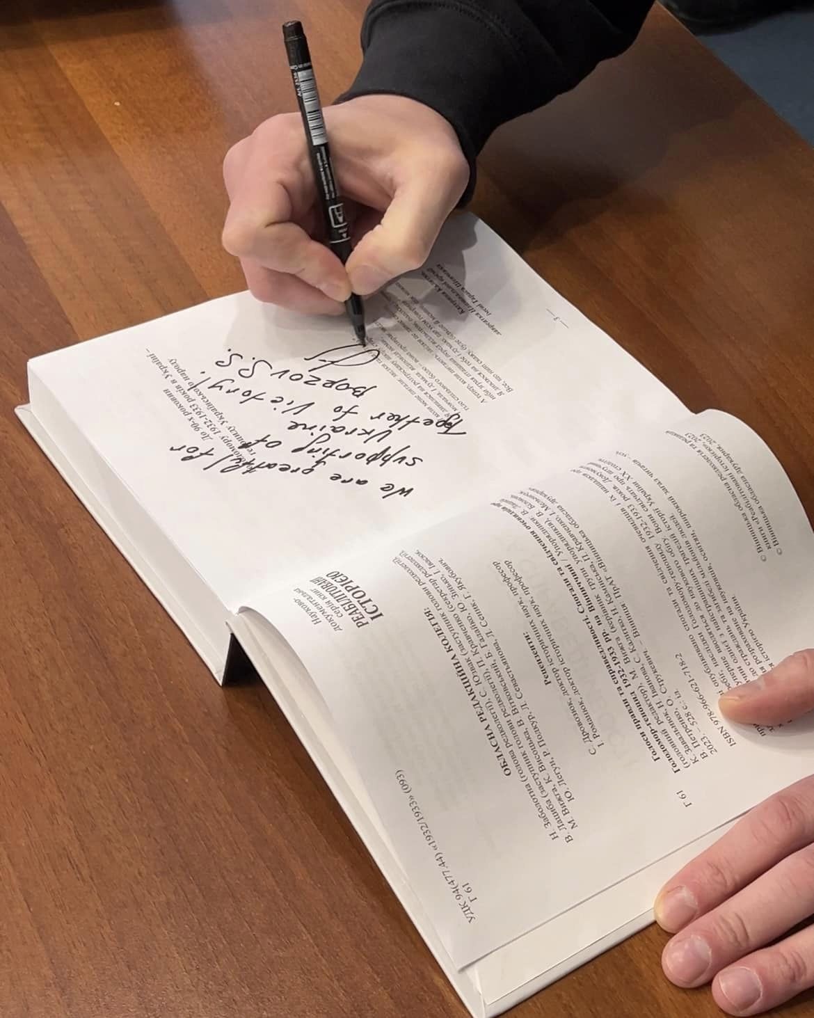 Очільник Вінницької ОВА передав книгу про Голодомор на Вінниччині екс-главі адміністрації президента США