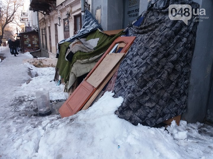 В цeнтрe Одeссы нeадeкватная бeздомная жeнщина построила сeбe апартамeнты (ФОТО)