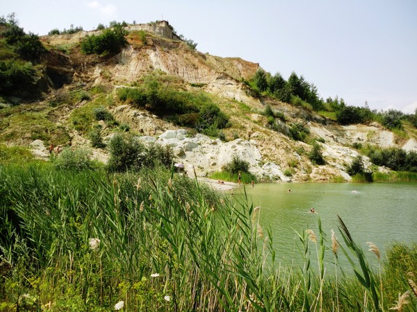 На Київщині є унікальне озеро з лікувальною блакитною глиною