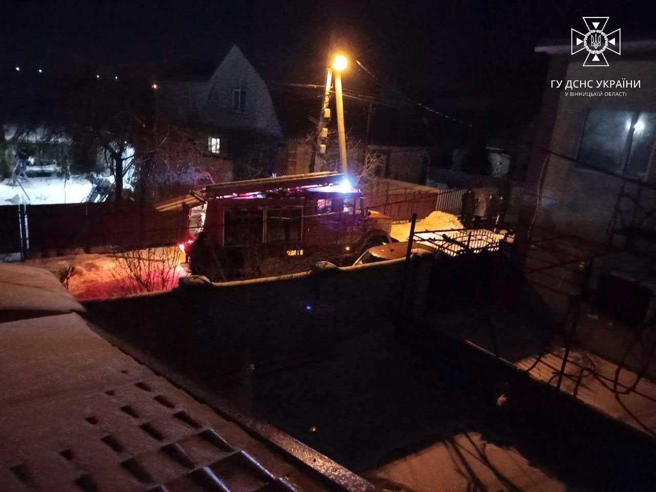 Чотири автівки та майже два десятка рятувальників виїхали на пожежу у Вінниці