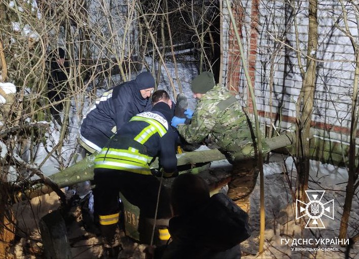 Трагедія на Вінниччині: рятувальники витягли з криниці літню жінку без ознак життя