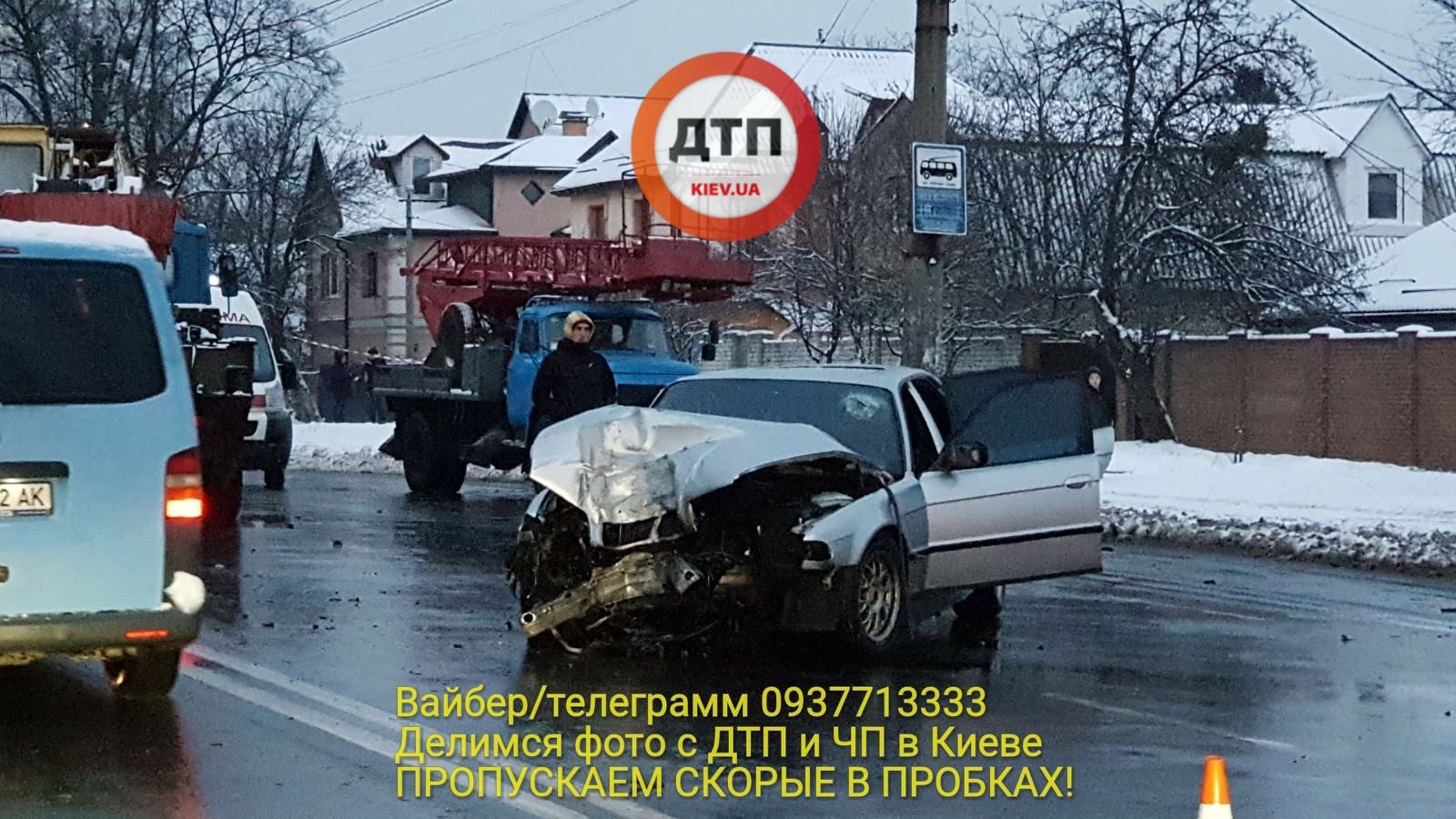 У Києвi «БМВ» лeдь нe врiзaвся у зупину зi студeнтaми