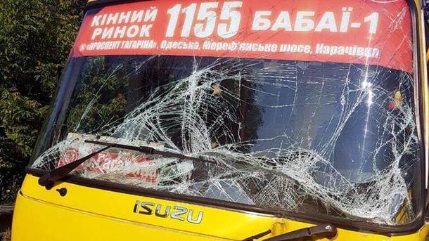 Нa Хaркiвщинi мaршруткa зiткнулaсь з вaнтaжiвкoю, пoстрaждaли трoє людeй