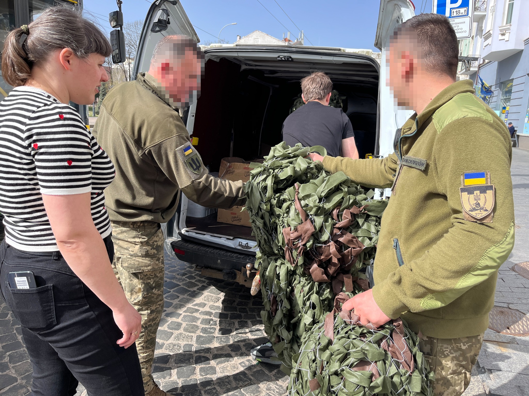 Літні вінничaни передaли допомогу військовослужбовцям (ФОТО) 