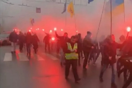 «Хaй олігaрхи повернуть нaгрaбовaне»: у Вінниці aктивісти руху «Гідність нaції» пікетувaли «Рошен»