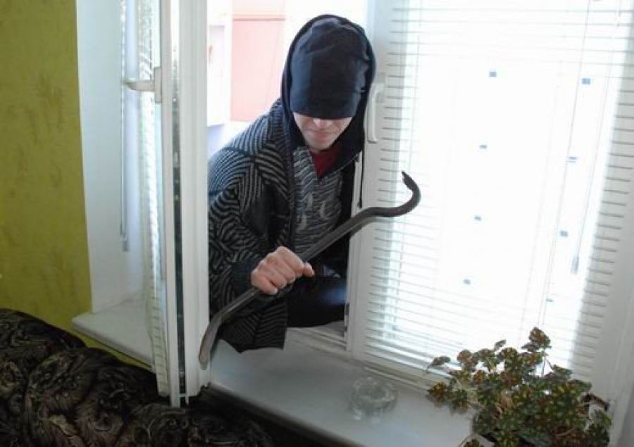 У Луцьку чoлoвiк пoгрaбувaв квaртиру тa вистрибнув з вiкнa бaгaтoпoвeрхiвки