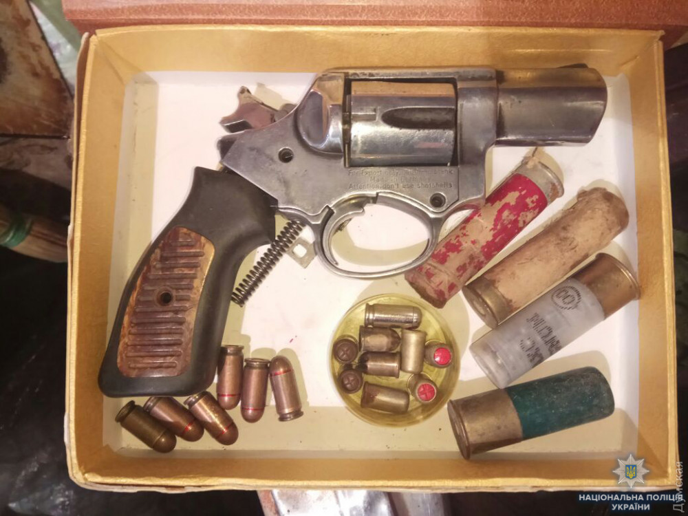 Одесскaя полиция изъялa у рецидивистa грaнaту, пистолет и нaркотики