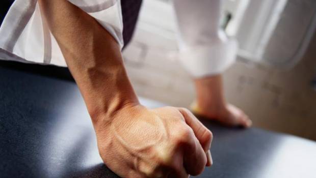 У Запоріжжі чоловік побив знайомого – він у реанімації