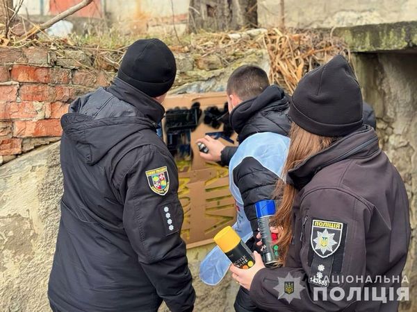 Вінницькі поліцейські та волонтери замальовували рекламу наркотиків 