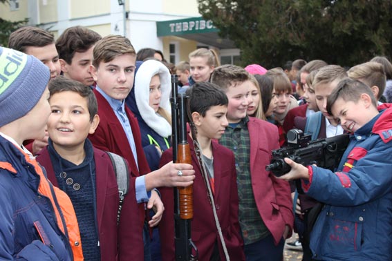 Вінницькі поліцейські вчили дітей, як реагувати у складних ситуаціях (Фото)