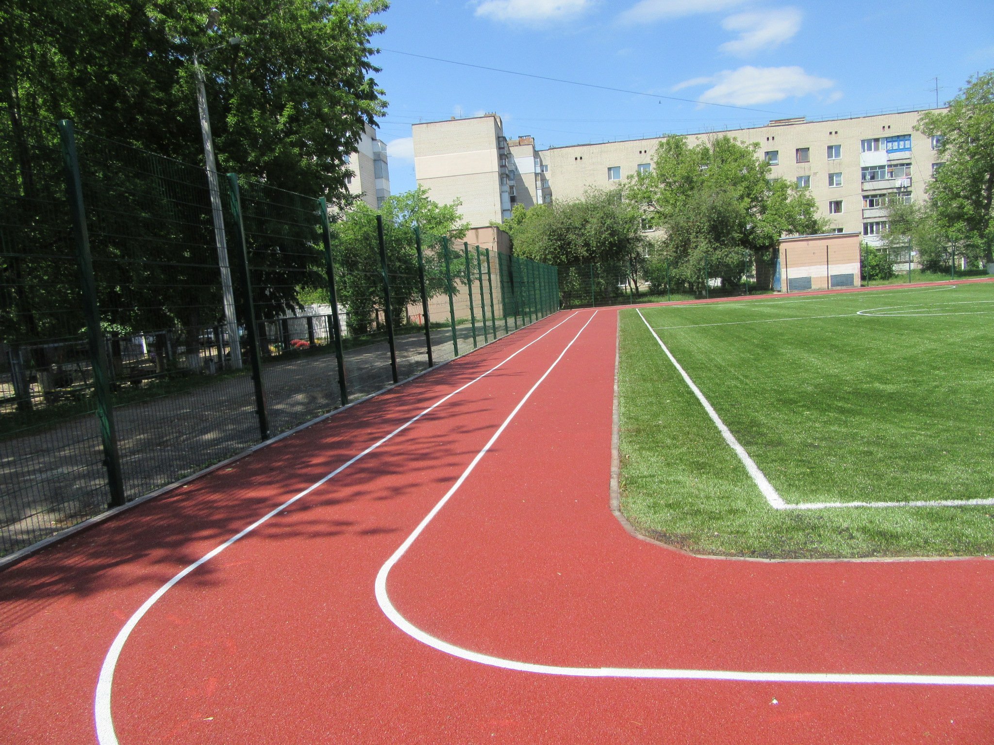 Нові сучасні бігові доріжки встановили на реконструйованому стадіоні школи №27