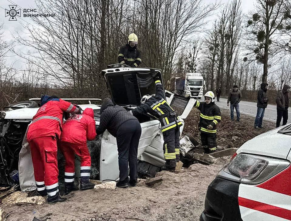 Співробітники ДСНС у Вінницькій області допомогли постраждалим у двох ДТП, що з'їхали в кювет