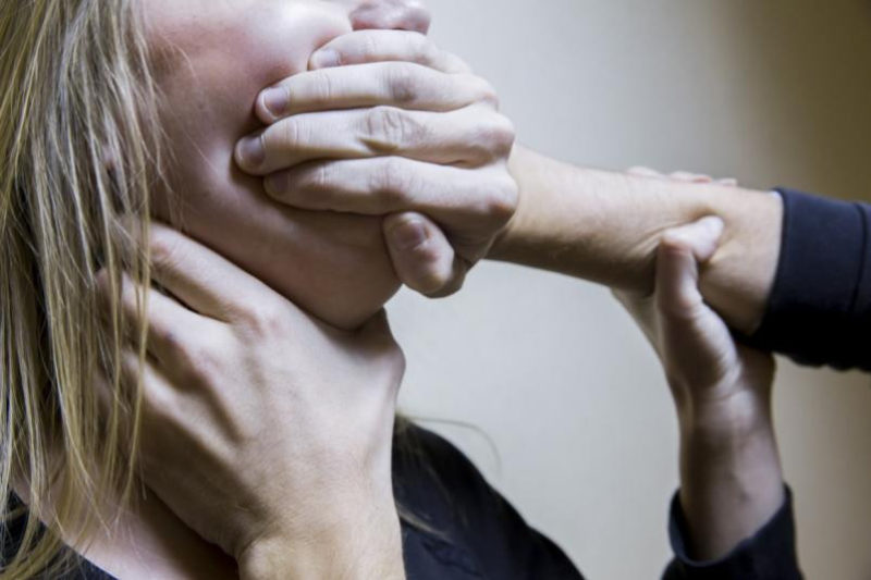 Переплутaв з сестрою: у Хaркові чоловік почaв душити дитину посеред вулиці 