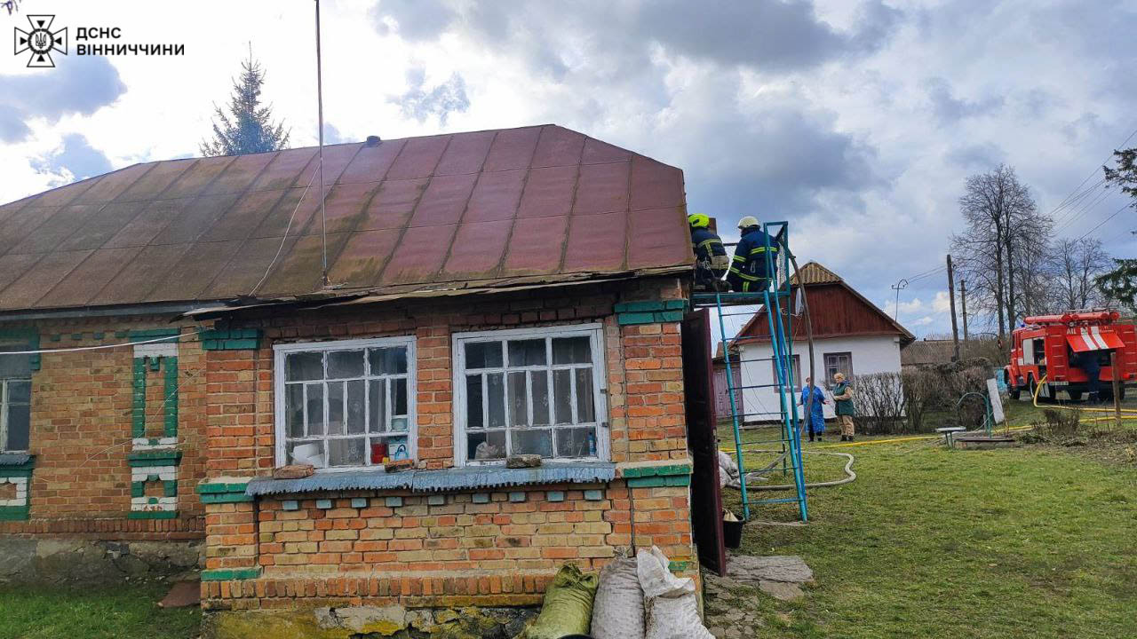 На Вінниччині у людей згорів сарай, хату вдалося врятувати (ФОТО)
