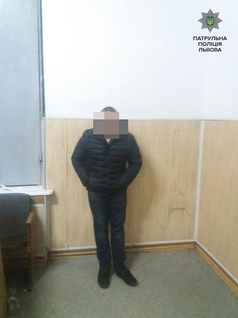 У Львові хулігани напали на патрульного та пошкодили кілька автомобілів