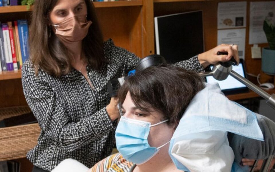 У США вчені встановили жінці мозковий імплант, який вже більше року допомагає їй справлятися з важкою формою депресії