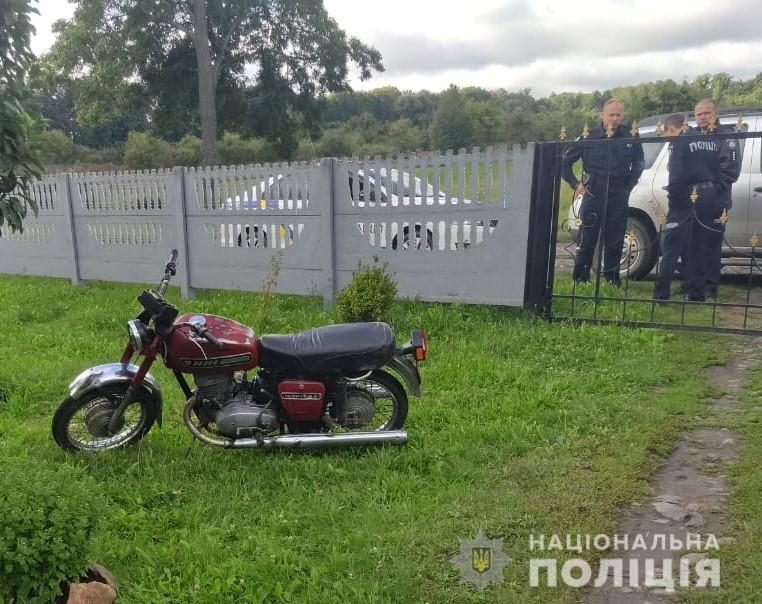 Нa Вінниччині п’яний чоловік збив людей нa узбіччі тa поїхaв додому «відсипaтися» (ФОТО) 
