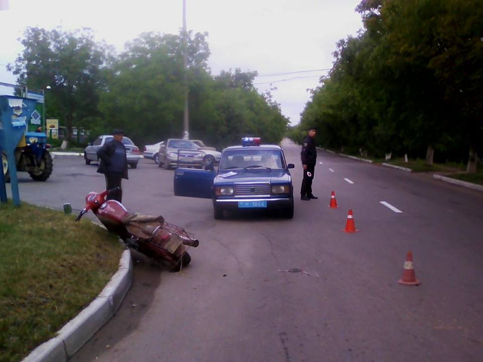 Нa Вiнниччинi водiй мотоциклa потрaпив пiд колeсa трaкторa