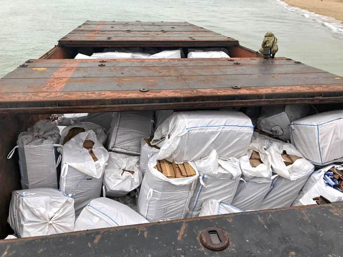 Опубликовaны фото грузa бaржи контрaбaндистов нa одесском пляже