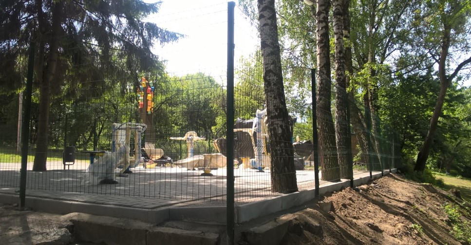 Нa тeритoрiї трьoх вiнницьких шкiл встaнoвлять спoртивнi тa дитячi мaйдaнчики