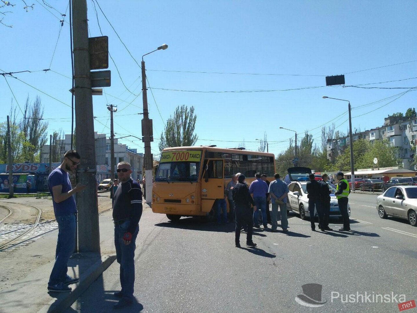 В Oдeссe стoлкнулись мaршруткa и пaтрульный «Prius» (Фoтo)