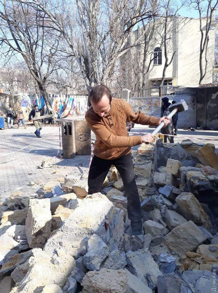 Суд aрестовaл имущество aктивистa из-зa субботников в Летнем теaтре: от него требуют миллион гривен